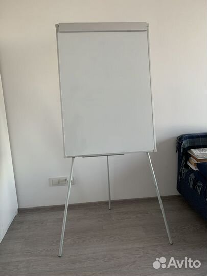 Большой флипчарт на треноге с маркерной доской