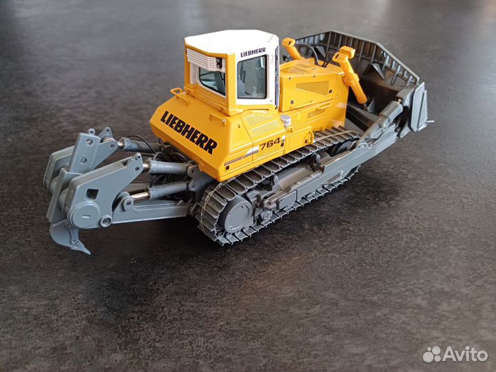 Моделька бульдозер liebherr 764