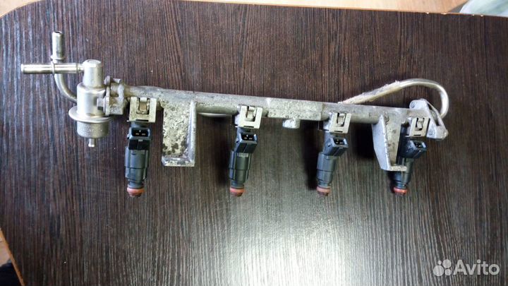 Топливная рампа Форд Фокус 1. МКПП1.8