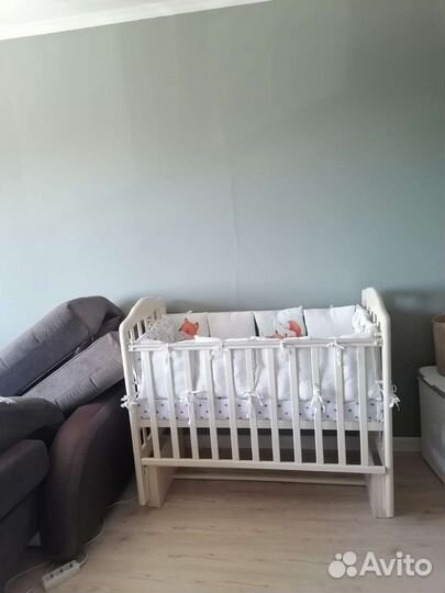 Детская кроватка с продольным маятником