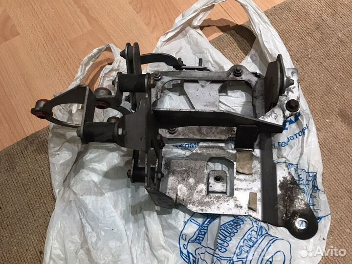 Кронштейн крепления Мерседес мл 164 6.3 Амг