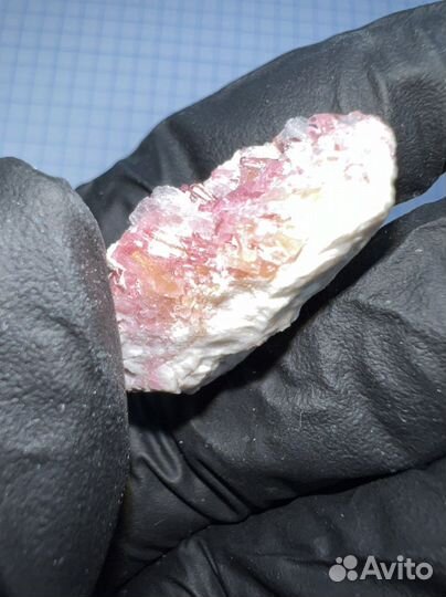 Кристаллы турмалина в породе