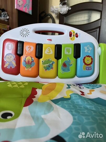 Развивающий коврик Fisher price с пианино