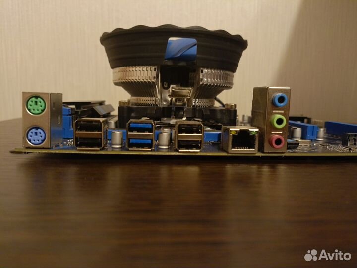 Материнская плата с процессором, памятью и кулером