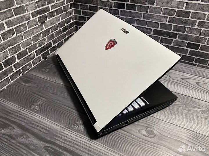 Игровой ноутбук MSI i5/8Gb/FHD/2видеокарты/SSD