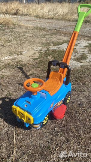 Машинка каталка с родительской ручкой и звуком