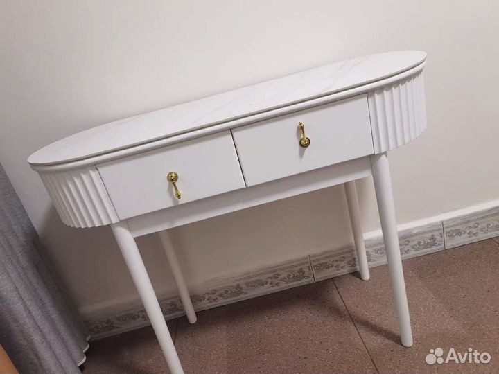 Столик консольный туалетный