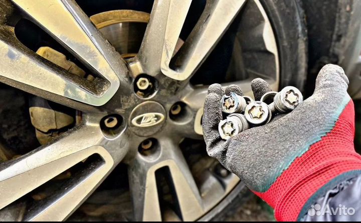 Снятие секреток с колес. Выездной шиномонтаж