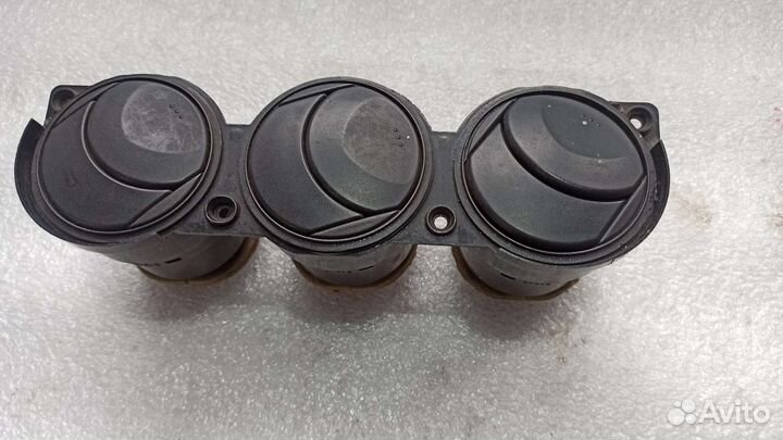 Дефлектор воздуховода центральный Mazda 6GG