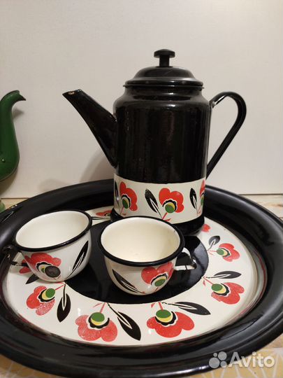 Набор: эмалированный кофейник, поднос, кружки