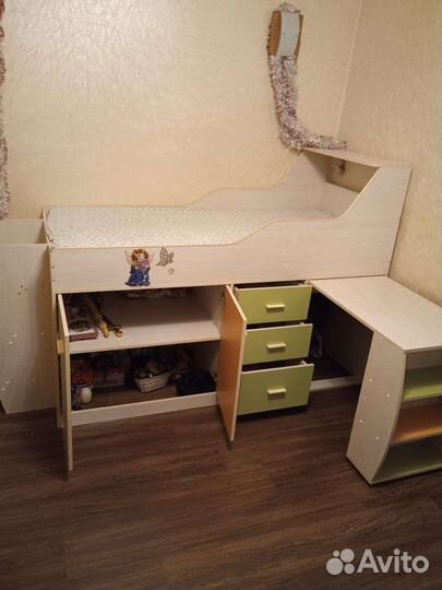Кровать чердак со столом и шкафом