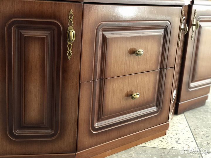 Продам шкаф - сервант под посуду