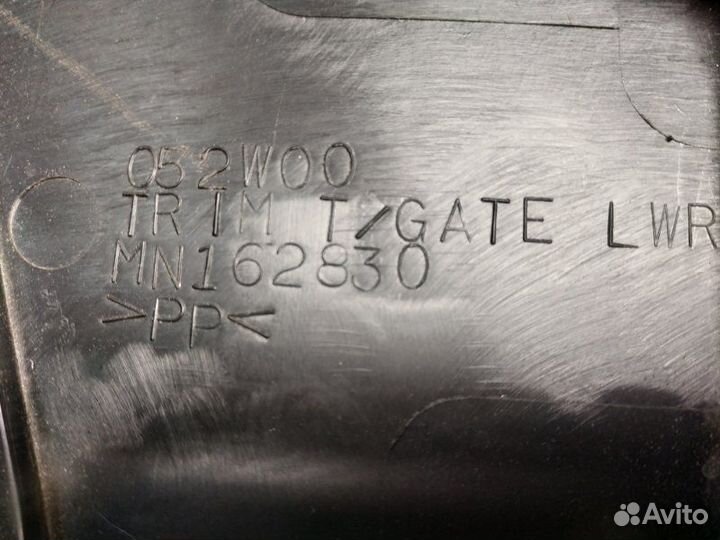 Накладка двери багажника задняя Mitsubishi