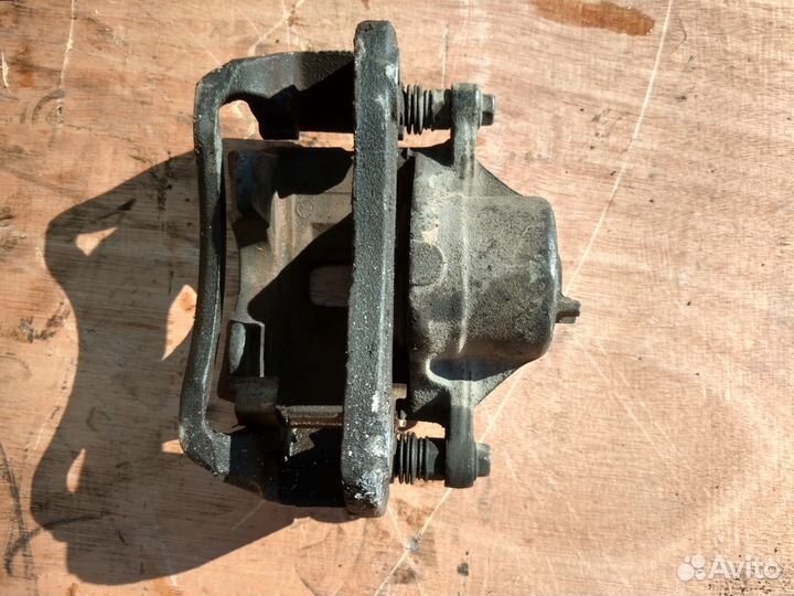 Суппорт передний правый в сборе на NF