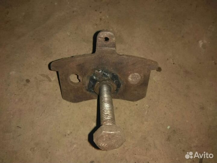 Приспособление для замены задних колодок ауди100