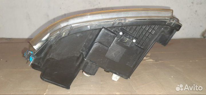 Фара передняя правая Toyota Avensis AZT250