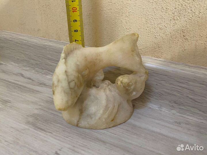 Мраморная статуэтка рыба