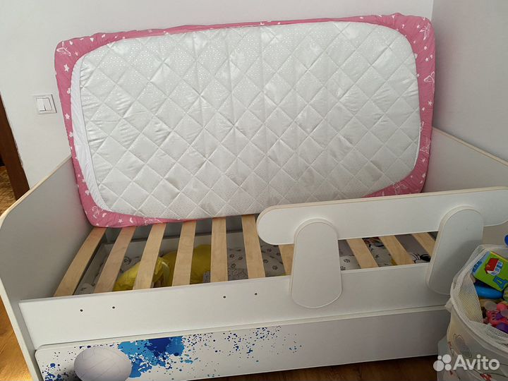 Детская кроватка с ящиком и матрасом