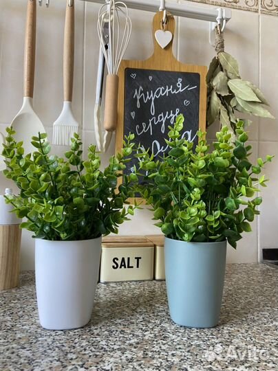 Искусственное растение в кашпо