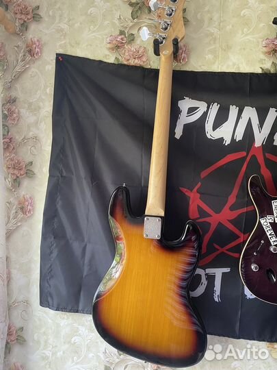 Леворукая Бас-гитара