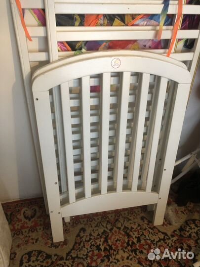 Детская кроватка с маятником