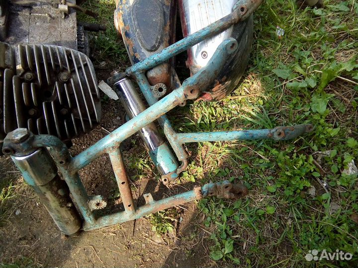 Много запчастей для советских мото