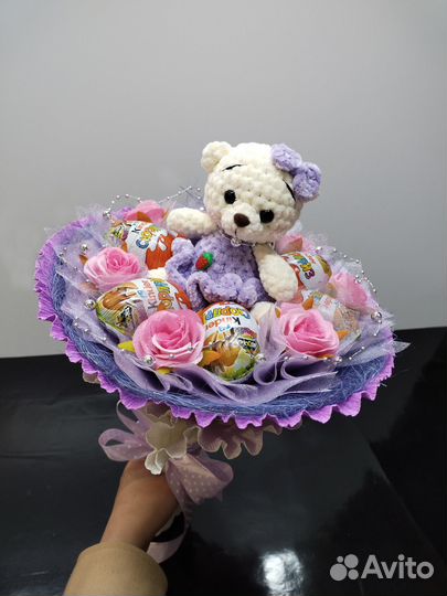 Детский букет из киндер-сюрпризов и игрушки