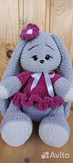 Большой плюшевый заяц