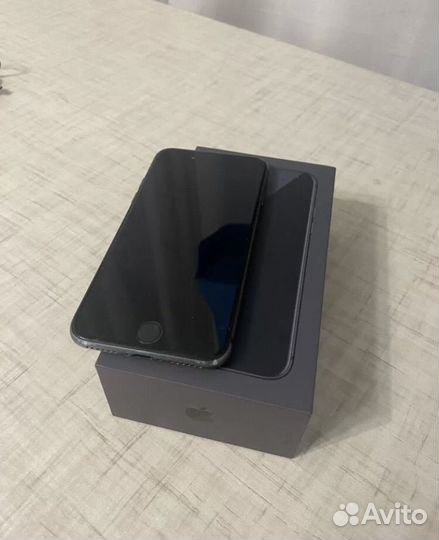 iPhone 8, 64 ГБ