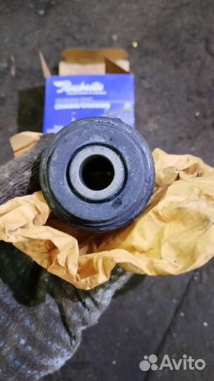 Сайлентблок переднего нижнего рычага Ford Taurus 3