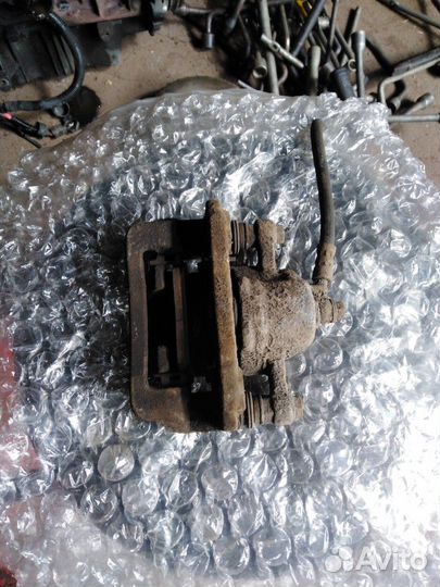 Супорт задний левый.Kia Rio от 2006-2010