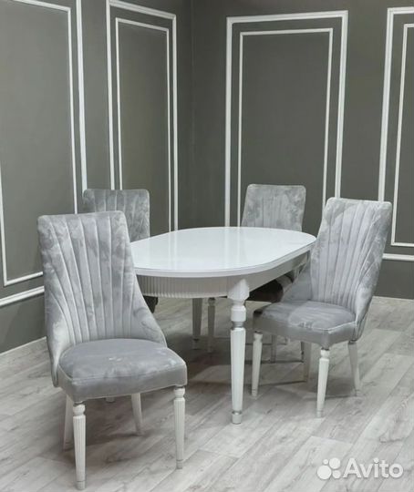 Кухонный стол и стулья в комплекте