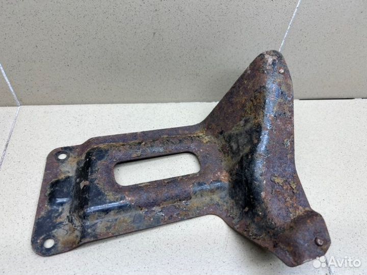 Кронштейн переднего бампера правый Mitsubishi L200