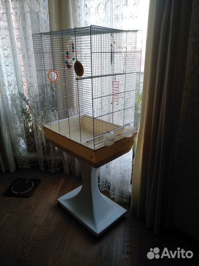 Большая клетка для птиц на подставке