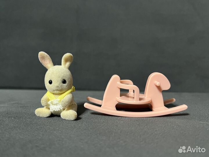 Sylvanian families малыш крольчонок на качелях