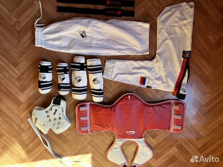 Кимоно для тхэквондо + экипировка