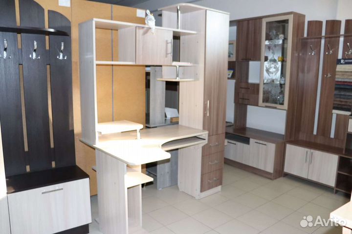 Угловой компьютерный стол