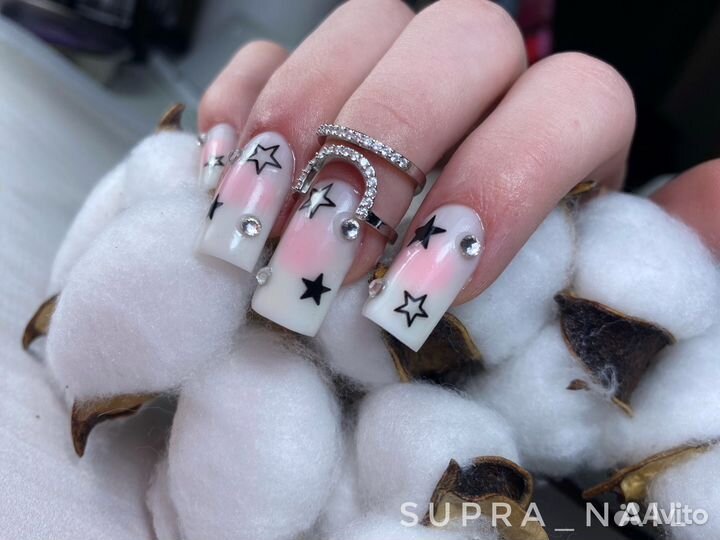 Модель на маникюр