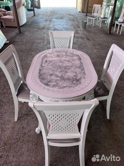 Кухонный стол и стулья
