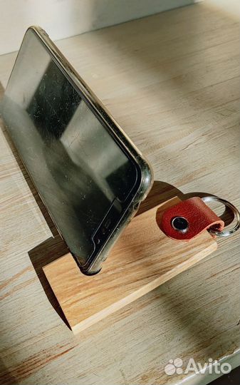 Подставка для телефона из дерева