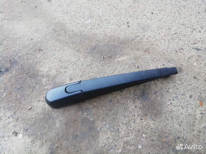 Hyundai Solaris 2011-2017 поводок дворника