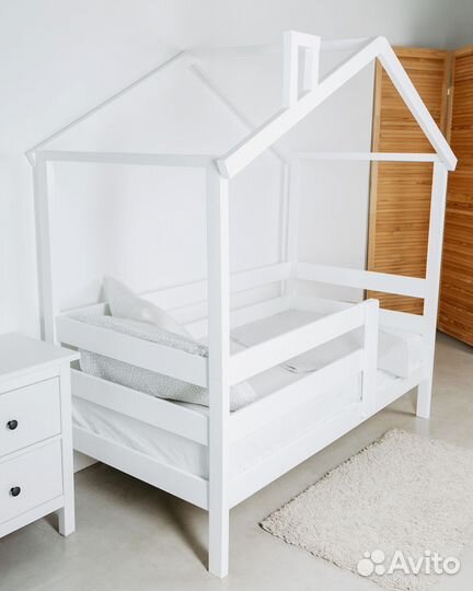 Детская кровать Домик из массива