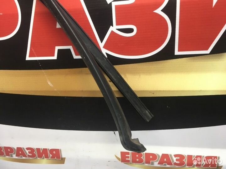 Уплотнитель стекла двери задний левый Volkswagen