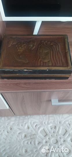 Шкатулка деревянная с чеканкой