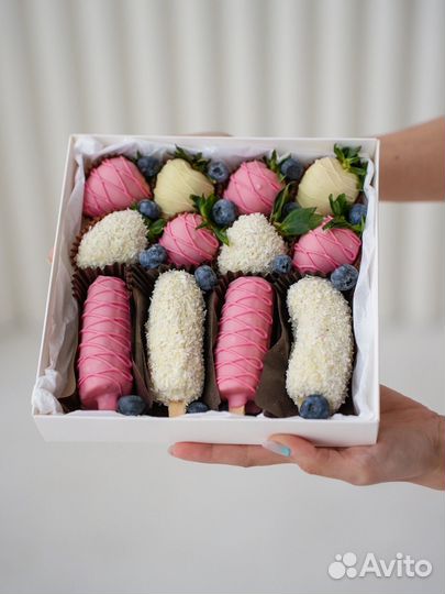 Бананы в шоколаде клубника