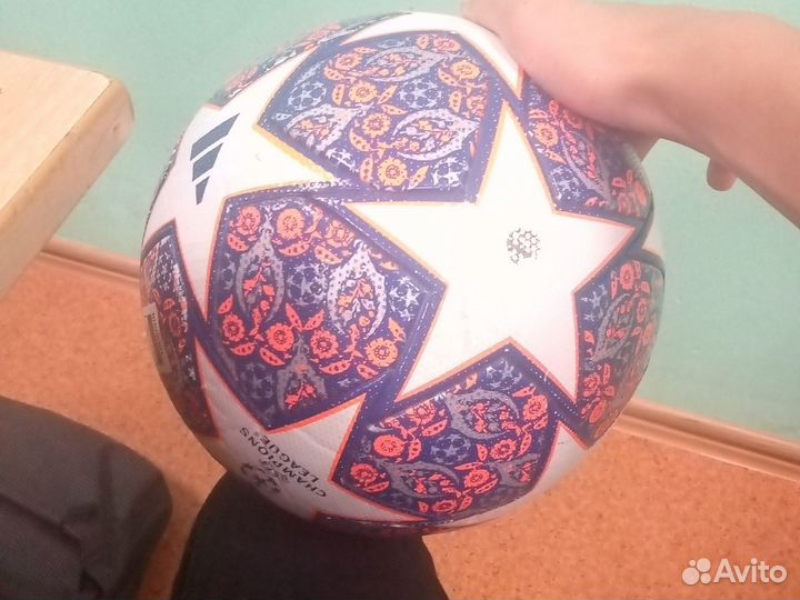 Футбольный мяч профессиональный adidas