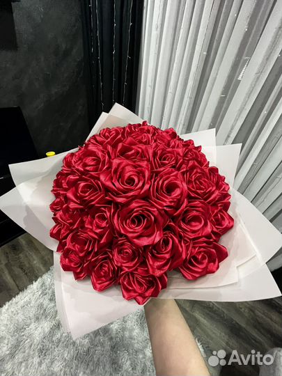 Розы из атласных лент