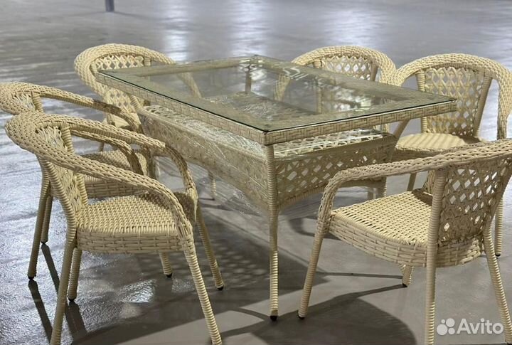 Стол и стулья