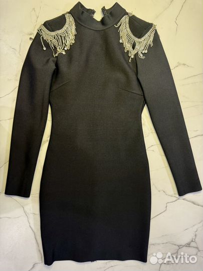 Вечернее платье со стразами на плечах