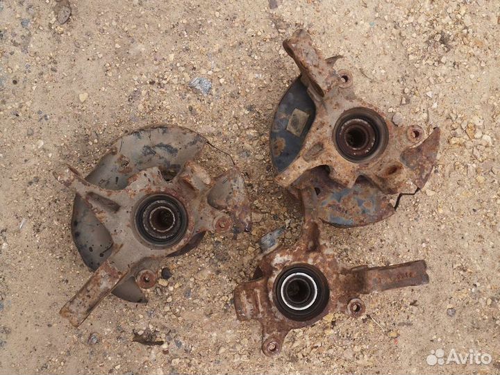 Кулак поворотный L и R Almera N15